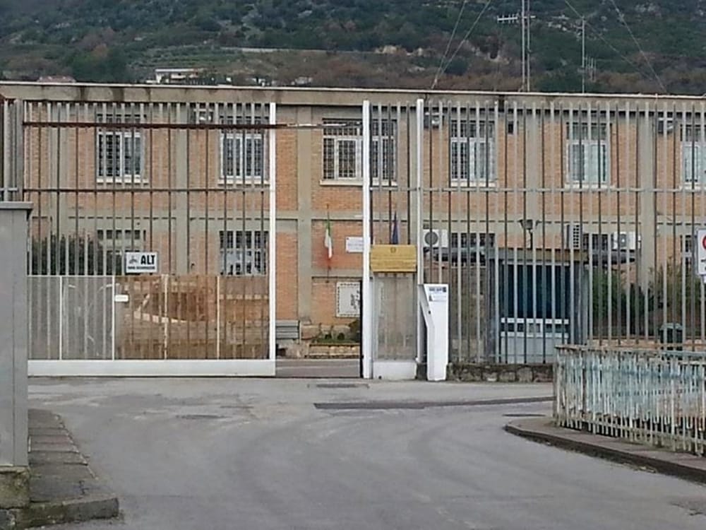 Salerno, drone “consegna” droga e cellulari in carcere