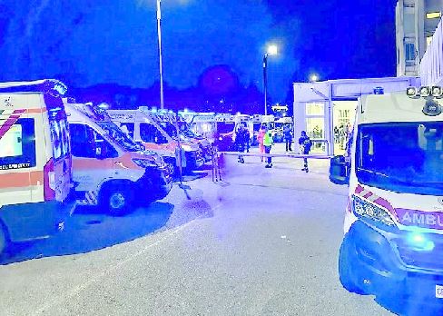 File di ambulanze al “Ruggi” di Salerno, mancano le barelle