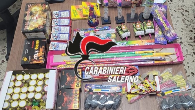 Salerno, sequestrati “botti” illegali venduti su una bancarella