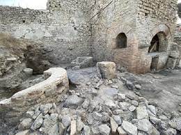 Pompei, dagli scavi emerge panificio-prigione