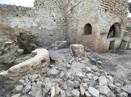 Pompei, dagli scavi emerge panificio-prigione