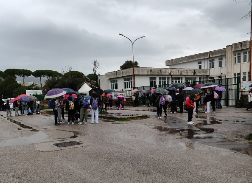 Battipaglia, scuola chiusa: la bidella apre in pigiama