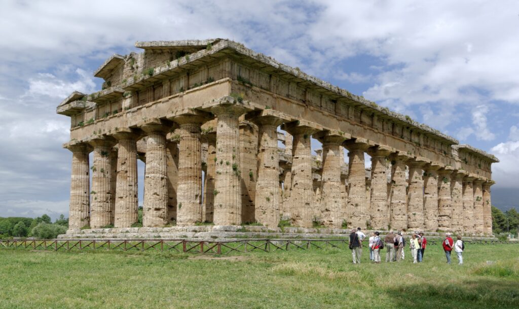 Il Tempio di Nettuno a Paestum si illumina di magenta