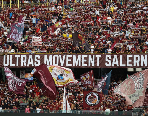 I tifosi inneggiano alla Salernitana nel giorno dell’8 marzo