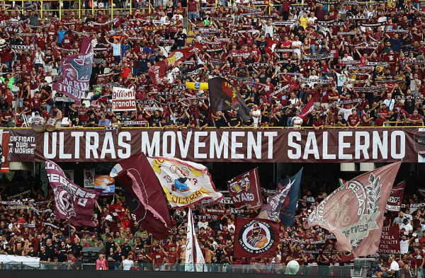I tifosi inneggiano alla Salernitana nel giorno dell’8 marzo
