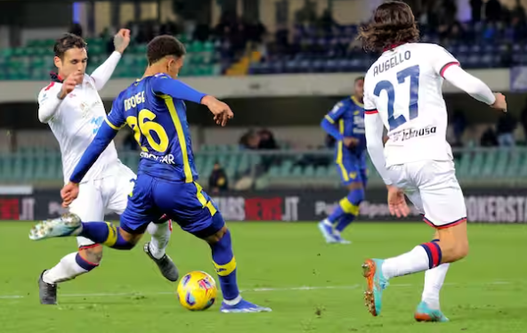 Il Verona batte il Cagliari e sale in zona salvezza