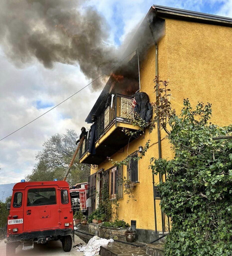 Villetta a fuoco a Vibonati: messi in salvo due anziani