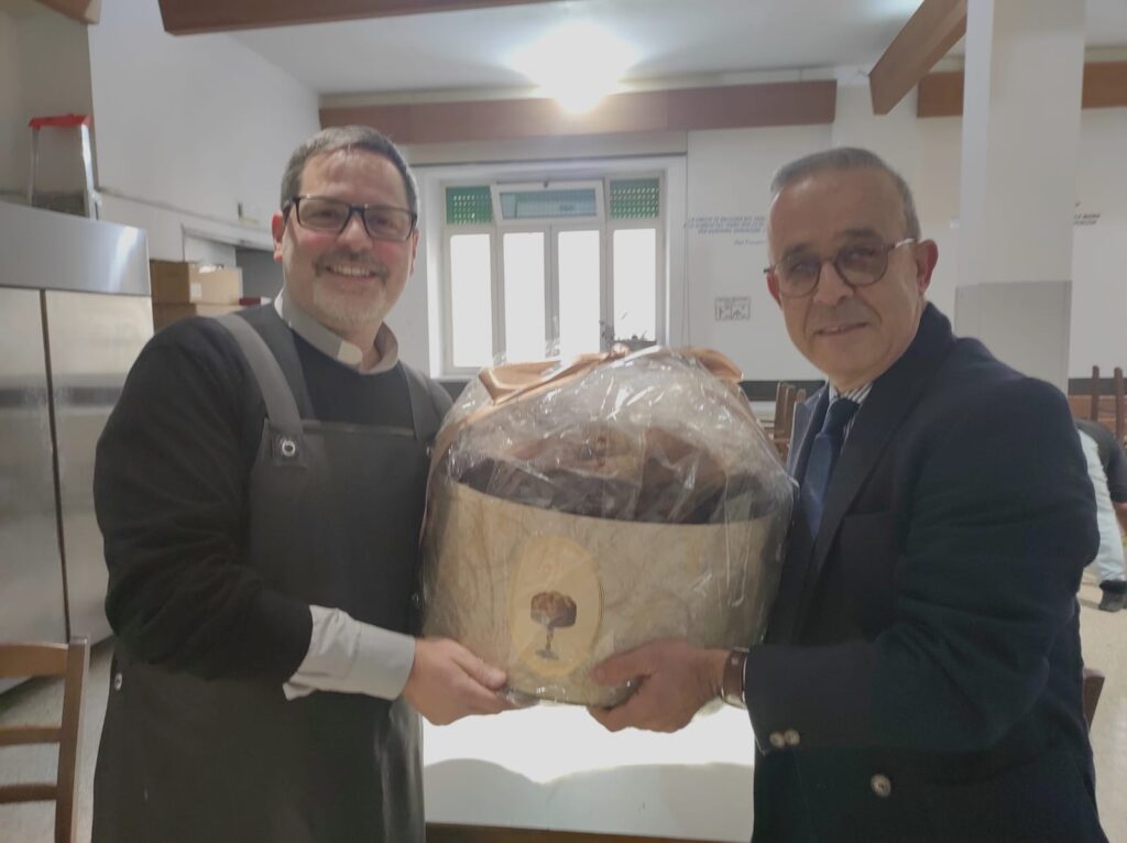 Un maxi panettone per la mensa della Caritas