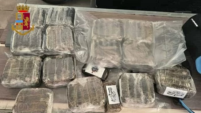 Scoperti 580 chili di droga in un capannone: 2 arresti a Salerno