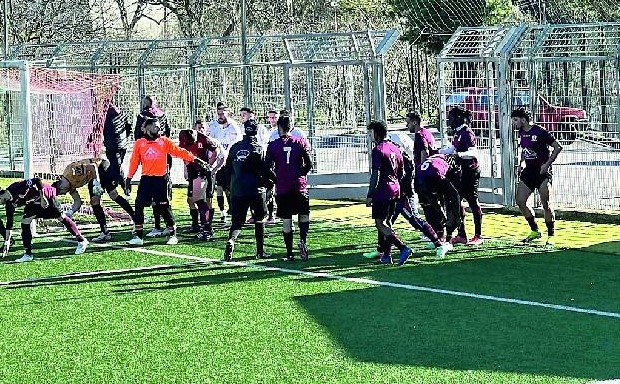 «Siamo stati aggrediti a calci e pugni»