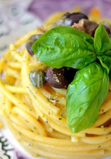 Spaghetti di Gragnano con pomodorino giallo e alici