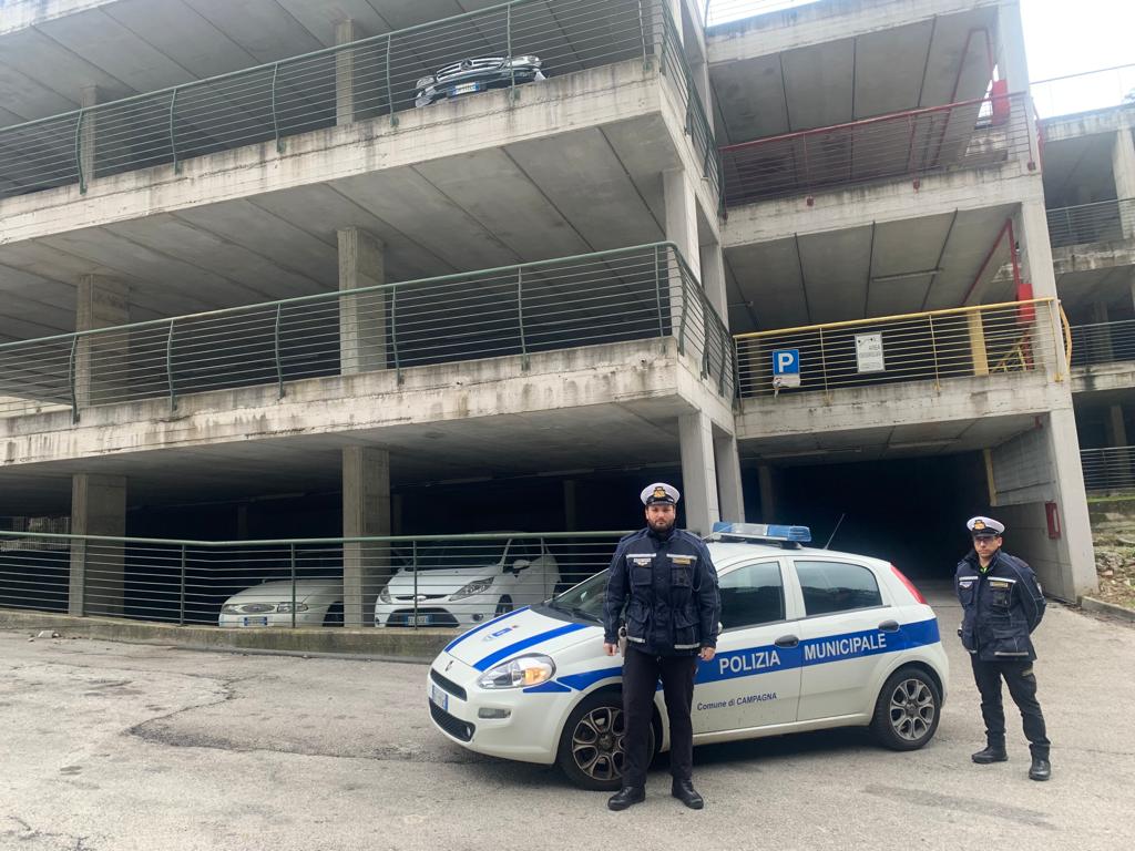 Campagna, danneggiano le auto nel parcheggio multipiano: denunciati giovanissimi