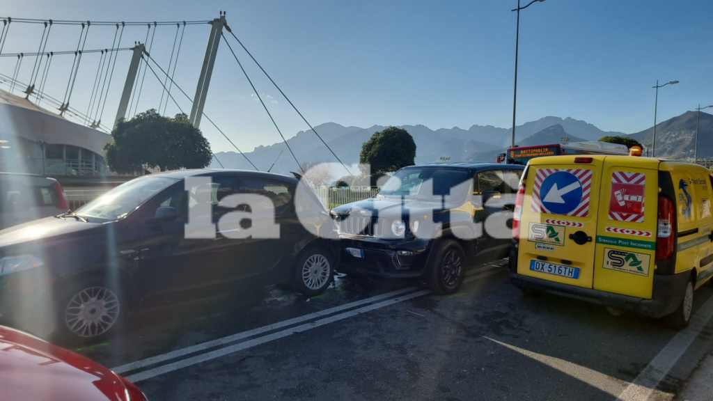 Salerno, scontro tra tre auto sul lungomare