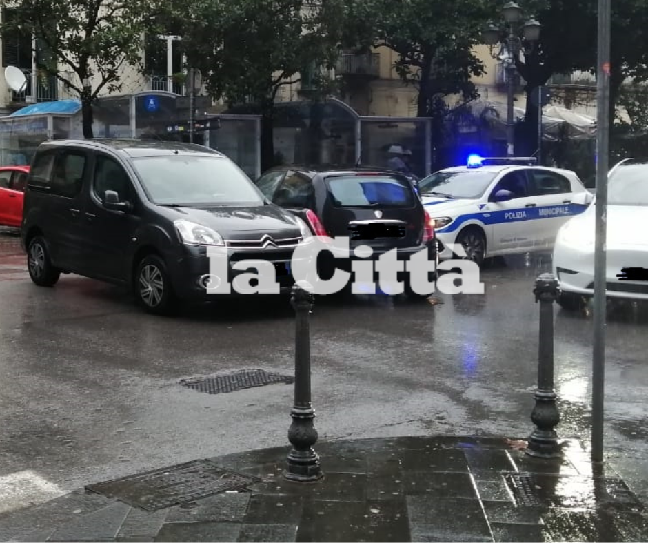 Investita da un’auto vigilessa intervenuta sul luogo di un incidente a Salerno