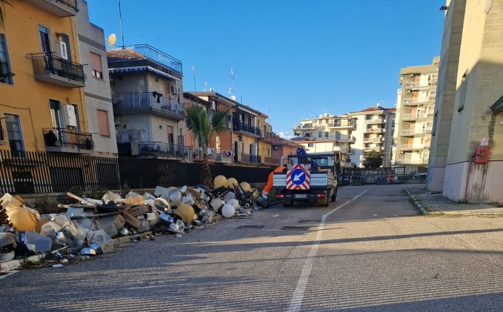 Battipaglia, vecchie sfere al Pala Schiavo: il cimitero dei lampioni