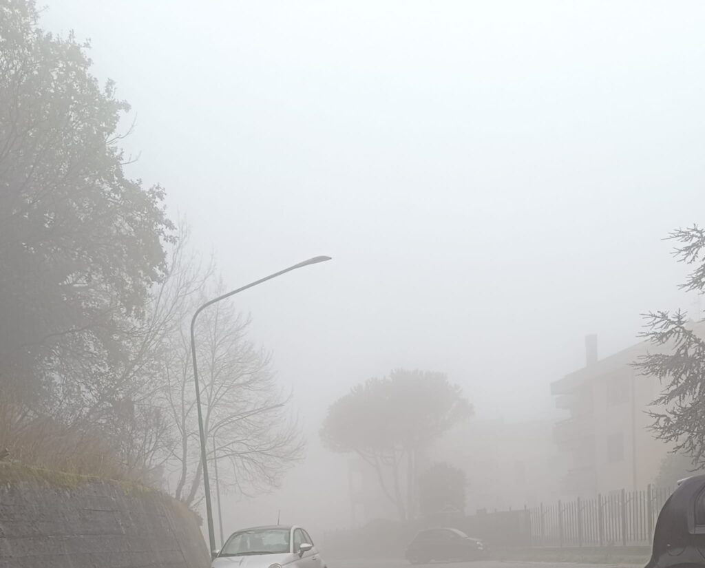 Una fitta nebbia avvolge Salerno