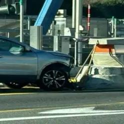 Auto contro barriera autostradale a Nocera Inferiore: illeso il conducente