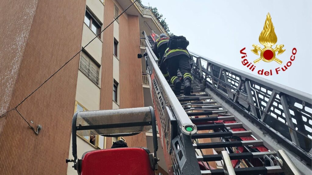Salerno, cade in casa: soccorso un 86enne
