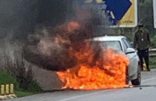 Eboli, auto in fiamme nei pressi del Cilento Outlet Village