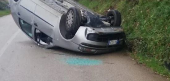 Auto si ribalta a Laurino: illesi gli occupanti della vettura