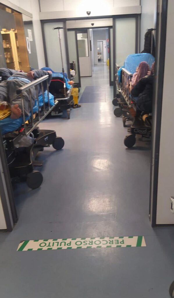 Eboli, emergenza ospedale: pazienti sulle barelle «Scene sconfortanti»