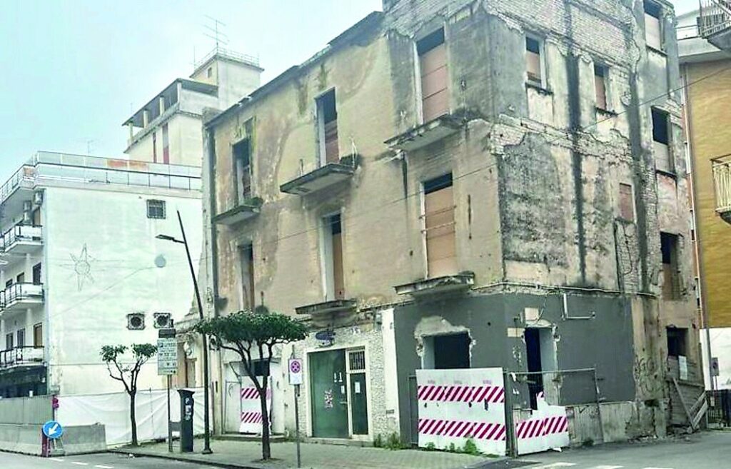 Battipaglia, crolli in centro: ordinanza dopo 28 mesi