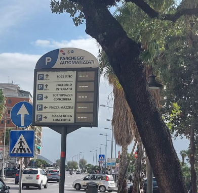 Salerno, sosta in piazza della Concordia: i cartelloni vanno ko