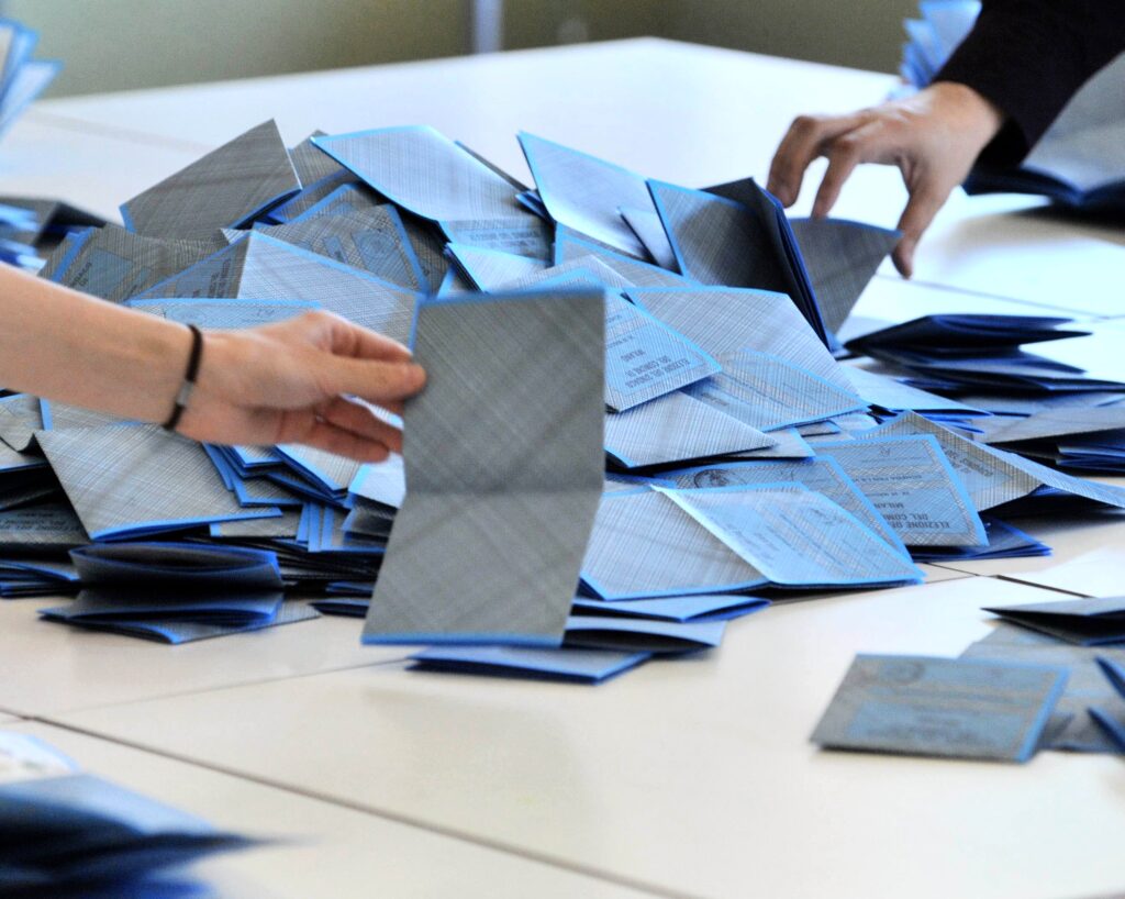 Voti comprati per 30 euro, sette persone indagate