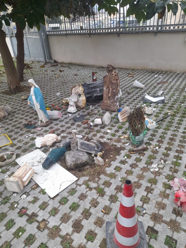 Profanate le statue della Madonna e di San Pio a Nocera Inferiore