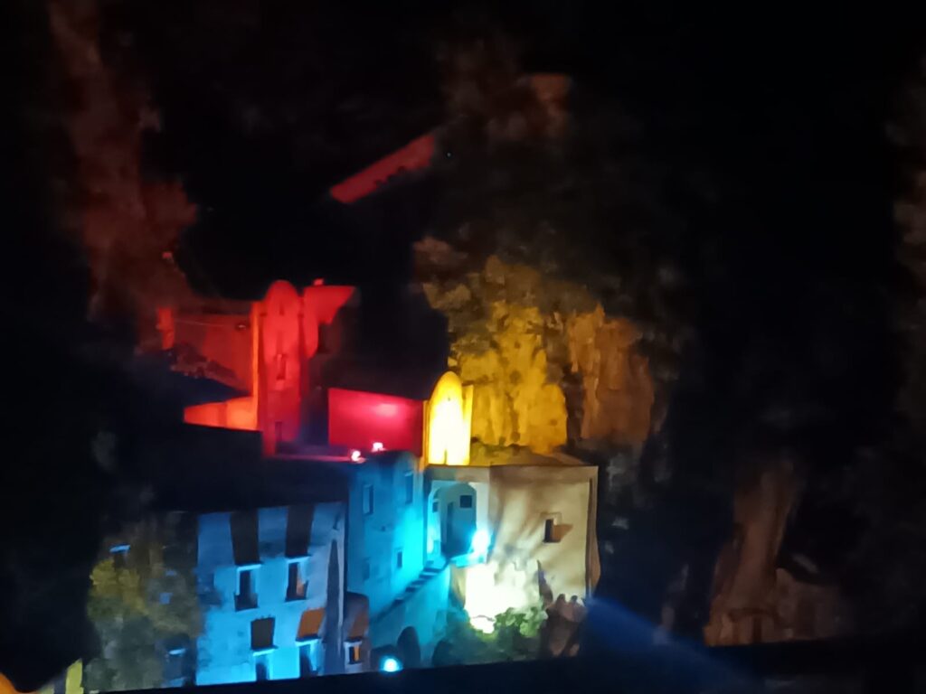 Furore, murale sparito: ripulita la casa della Magnani