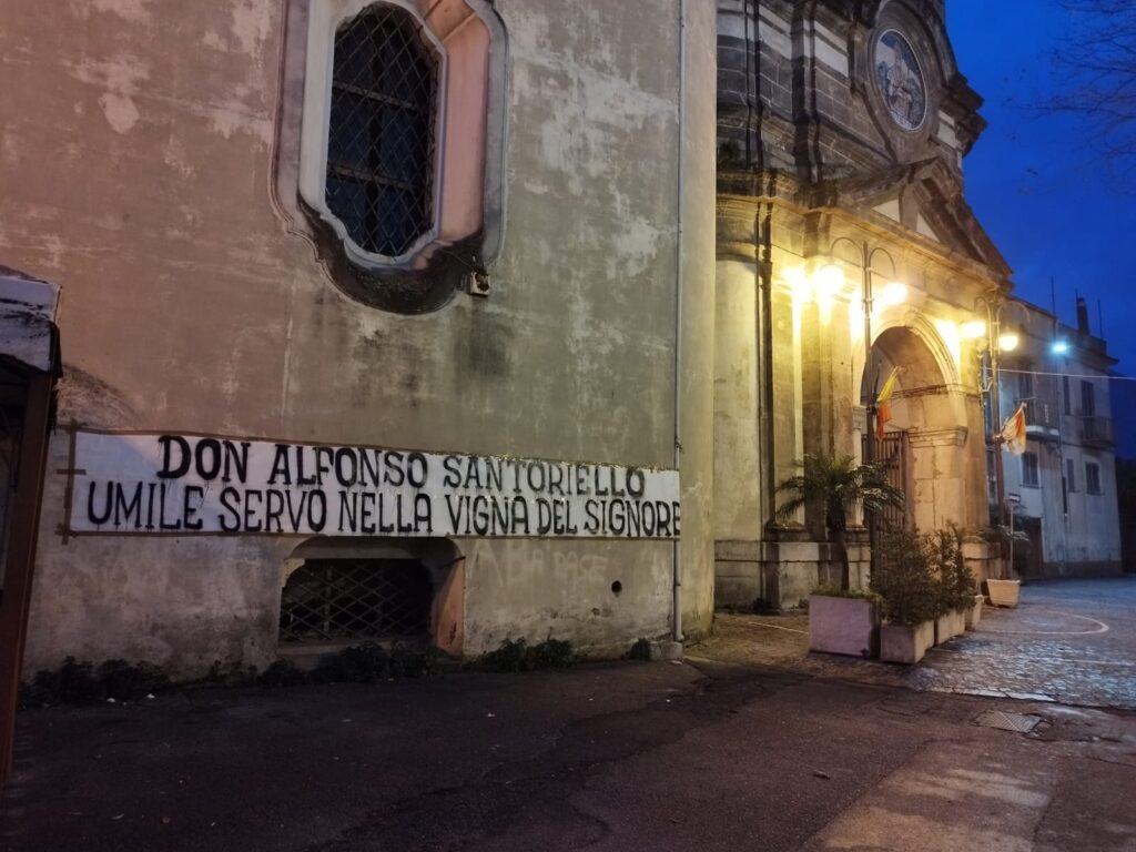 Nocera Inferiore, uno striscione per don Santoriello