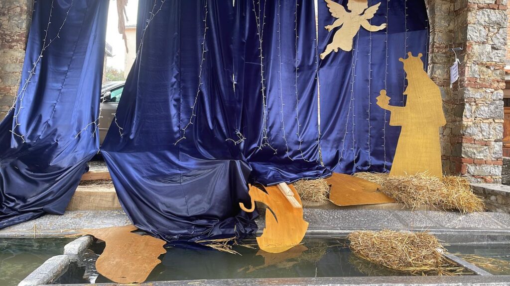 Vandalizzato da ignoti il presepe allestito in piazza a Torre Orsaia