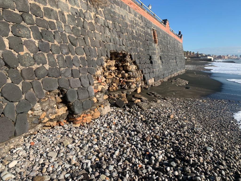 Salerno, una voragine nel muro dell’area giochi