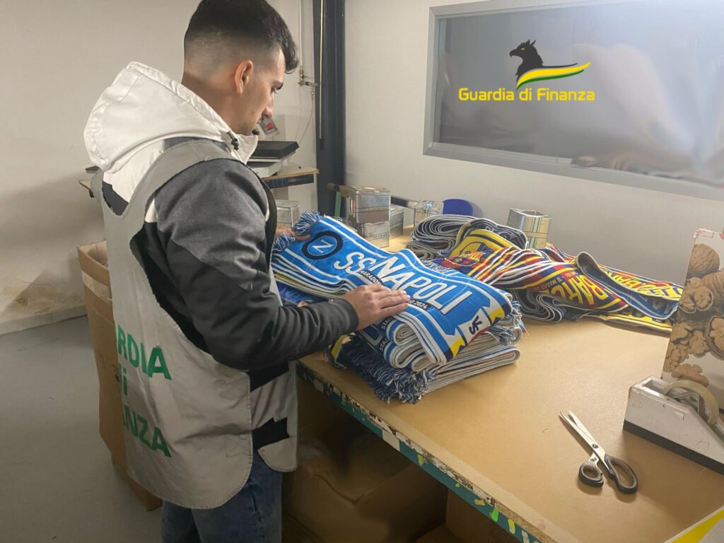 Napoli-Barcellona, a Pagani la fabbrica dei gadget falsi