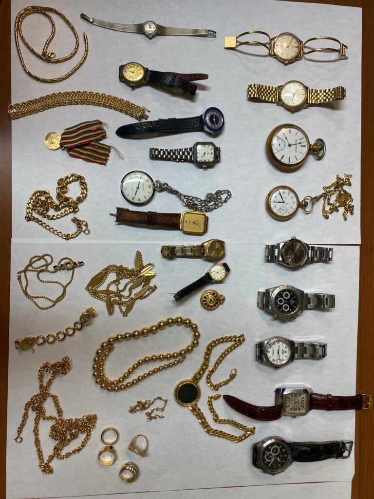 Si fingono poliziotti e sottraggono ad anziano 70mila euro