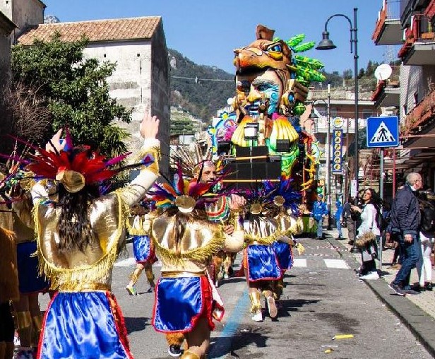 Le maschere e i carri si riprendono le piazze