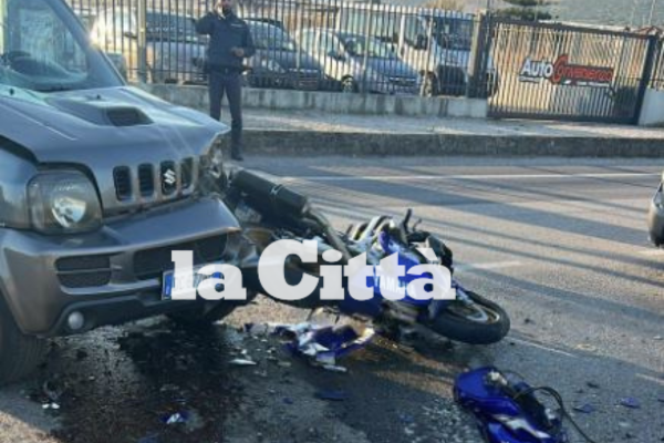 Incidente a Eboli, scontro tra moto e auto: muore giovane biker