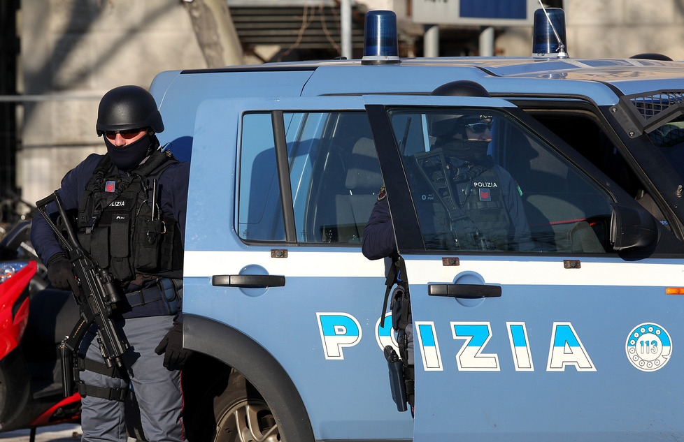 Uomo armato spara dal balcone e si barrica in casa