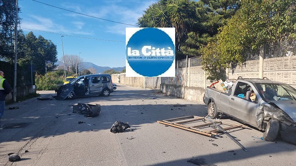 Salerno, scontro tra due auto in via Pastore: feriti i conducenti