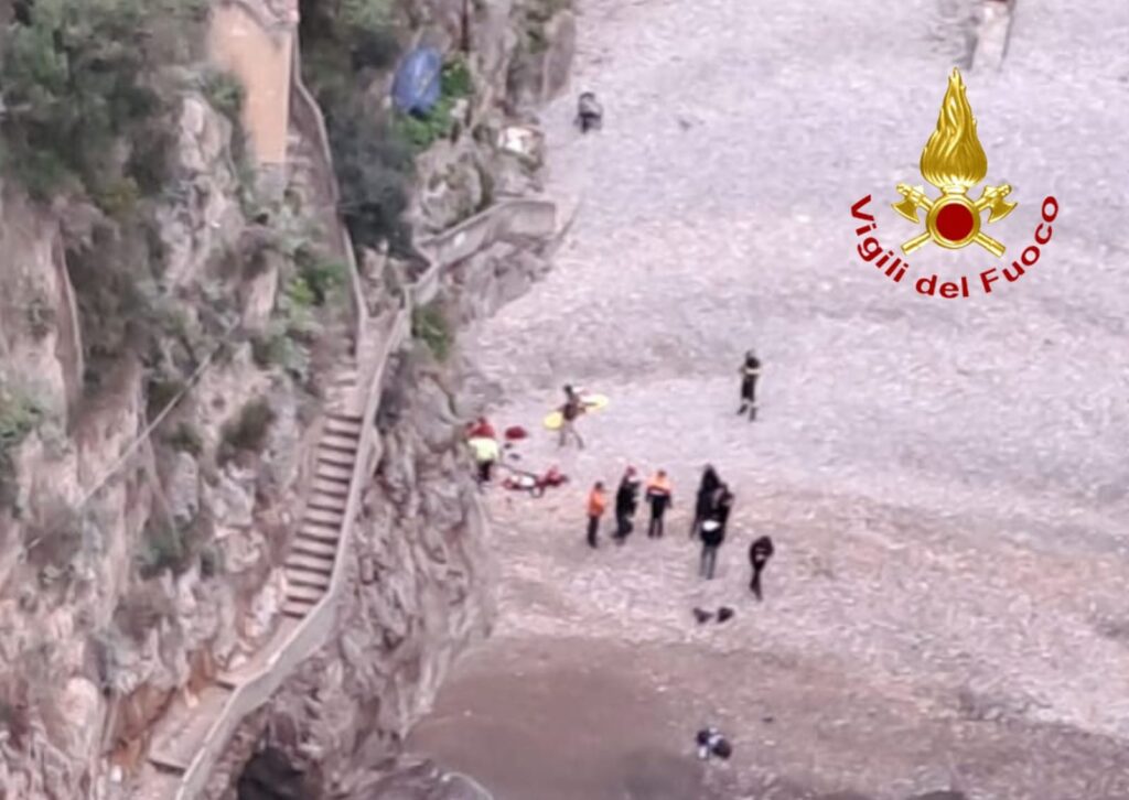 Deltaplano precipita in mare in Costiera Amalfitana: paura per un giovane