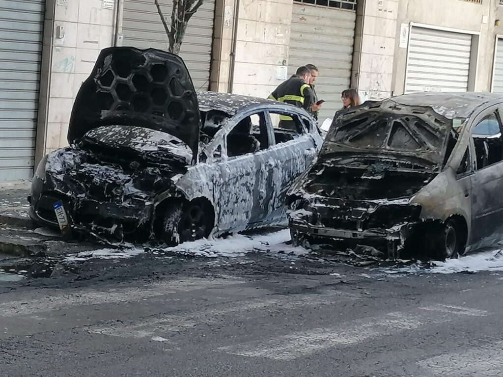 Salerno, due auto in fiamme in via Luigi Guercio