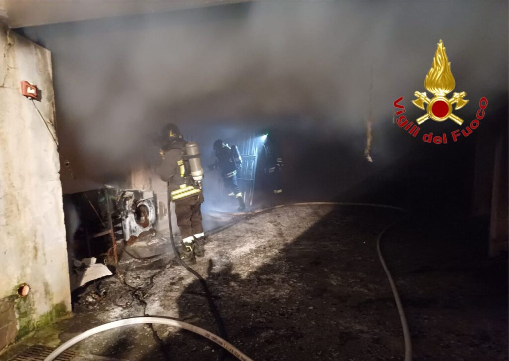 Angri, incendio distrugge garage