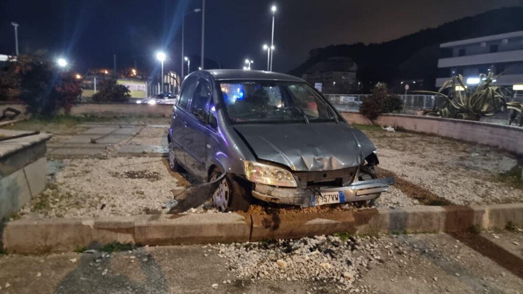 Incidente stradale a Salerno, auto finisce fuori strada