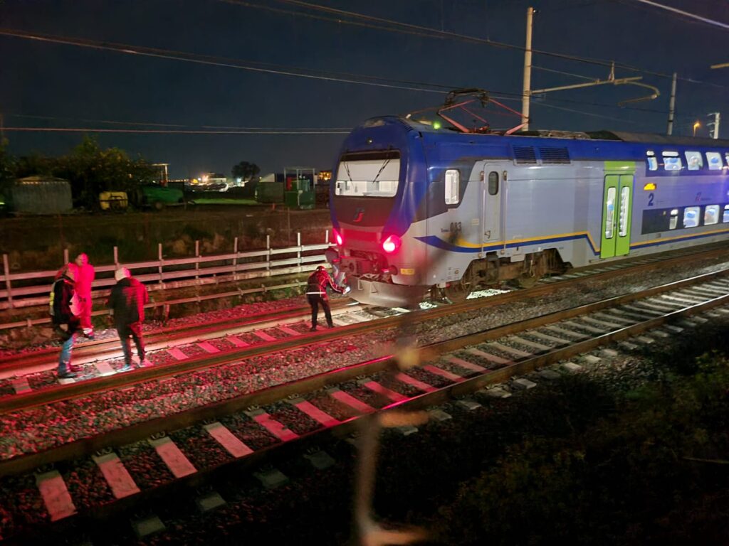 Uomo si getta sotto treno in corsa tra Bellizzi e Battipaglia
