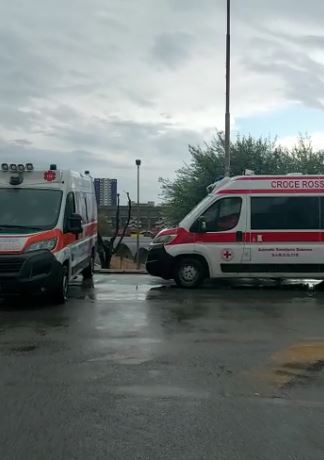 Salerno, ambulanze in fila al Pronto Soccorso del “Ruggi”