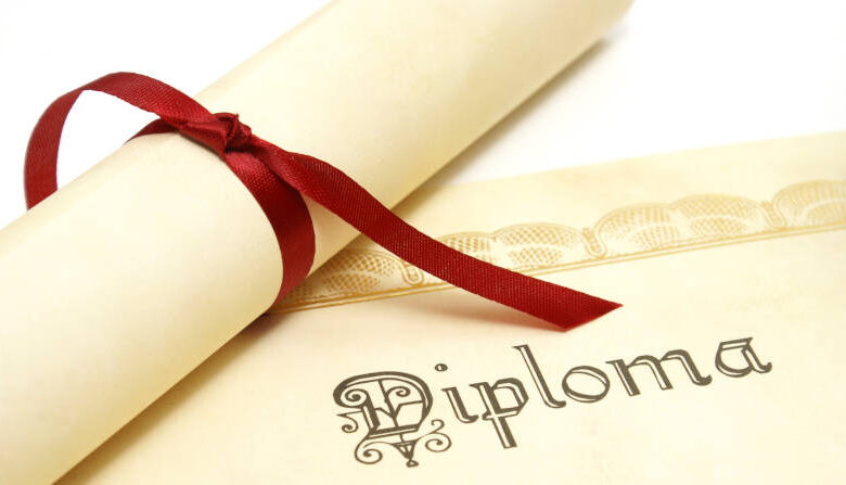 Il diplomificio di Nocera Inferiore: indagati in 41