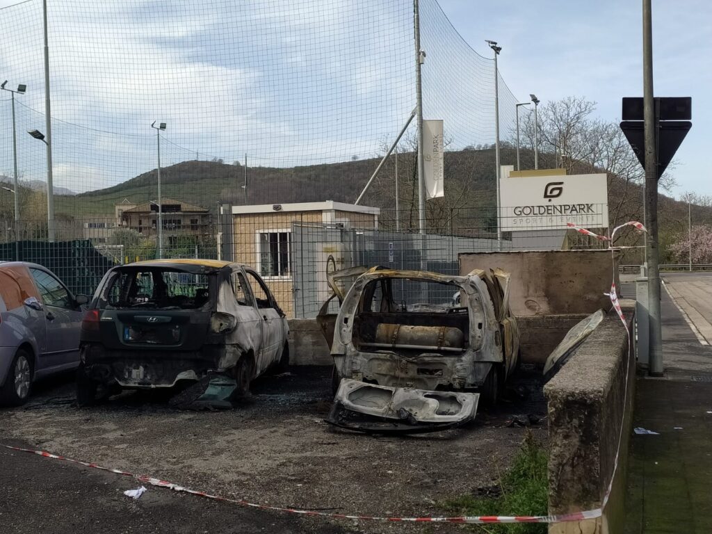 Roccapiemonte, auto incendiate nel parcheggio delle case popolari