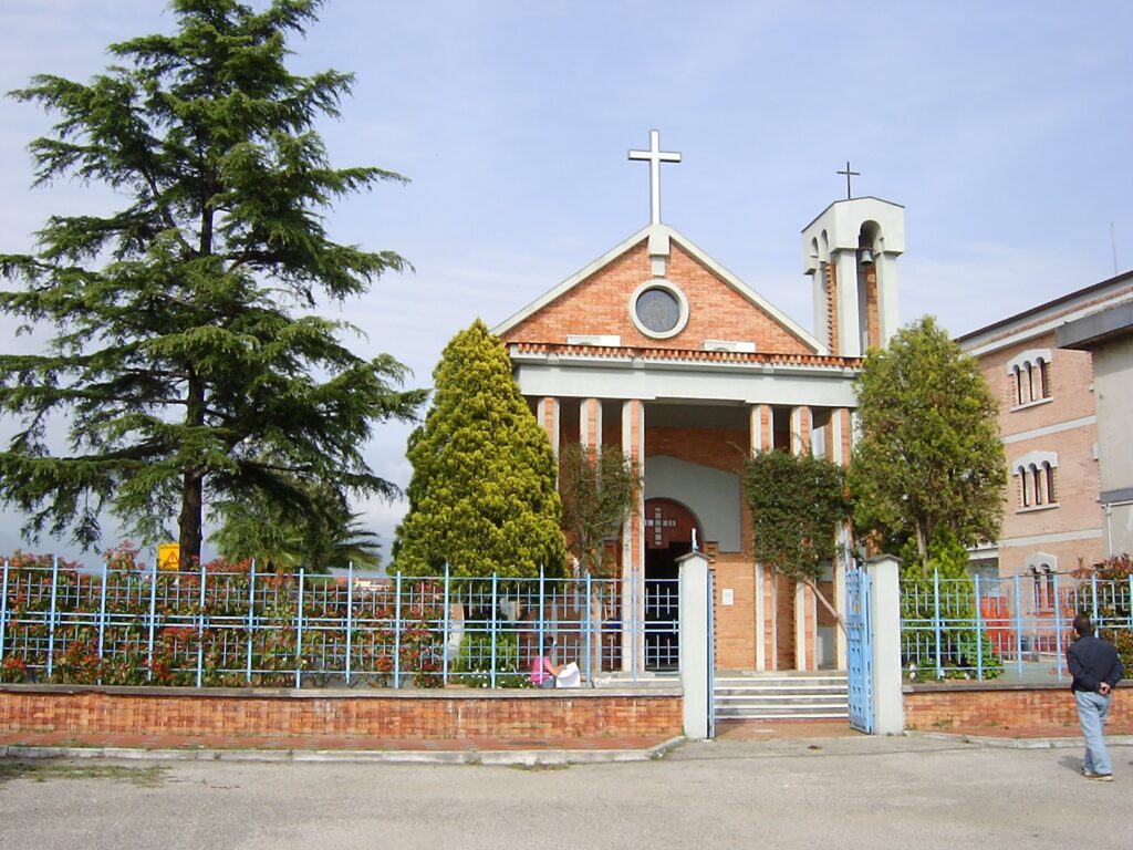 Curia divisa, “Gregge” tra apparizioni e preti “amici”