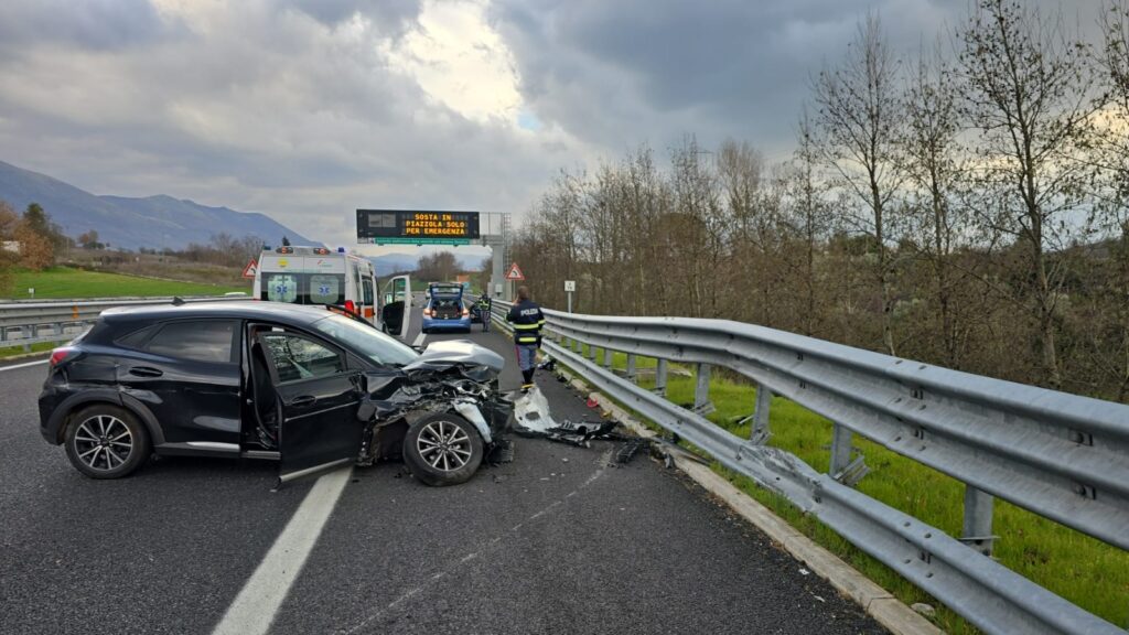 Polla, schianto in autostrada: uomo in ospedale