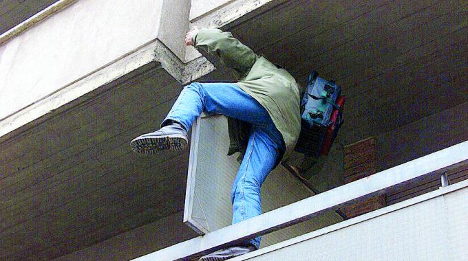 Capaccio, ladri acrobati svaligiano tre appartamenti